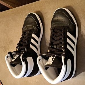 Adidas Top Ten hi top sneakers Color: Black and white Size 10 US